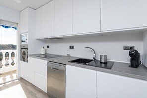 Frigorífico, microondas, horno y placa de cocina