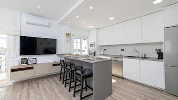 Een koelkast, een magnetron, een oven, een kookplaat