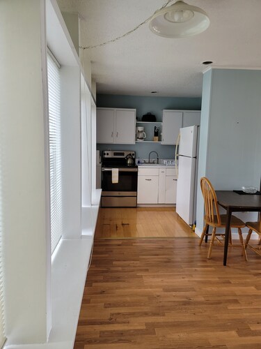 Mendocino 2nd Floor Studio #7 in the Village, full kitchen