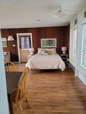 1 bedroom, WiFi, bed sheets - Mendocino 2nd Floor Studio #7 in the Village, full kitchen (Mendocino)