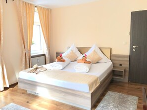 Deluxe Triple Room | Desk, laptop workspace, blackout curtains, iron/ironing board