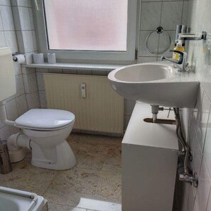 Chambre Triple Deluxe | Salle de bain | Douche, douche à « effet pluie », sèche-cheveux, serviettes fournies