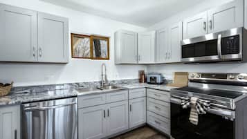 Rumah, Beberapa Tempat Tidur, hot tub (White Oak Landing) | Dapur pribadi | Lemari es, microwave, oven, dan kompor