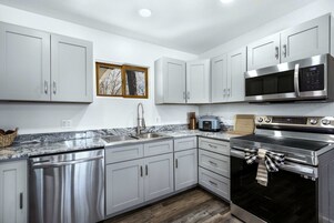 House, Multiple Beds, Hot Tub (White Oak Landing) | Private kitchen | Fridge, microwave, oven, stovetop