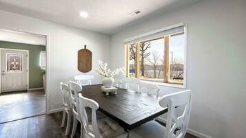 House, Multiple Beds, Hot Tub (White Oak Landing) | Dining