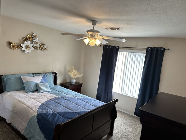Master bedroom - Cozy Home Freshly Renovated near Davis Monthan Air Force Base (Tucson)