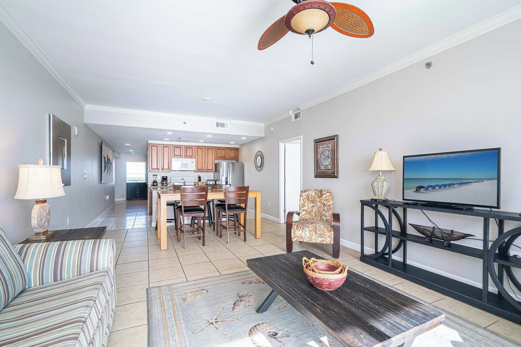 Appartement, meerdere bedden, balkon, uitzicht op oceaan (Beachfront Haven) | Woonruimte | Een 42-inch flatscreentelevisie met digitale zenders en een televisie