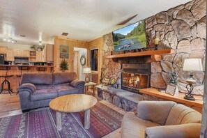 House, Berbilang Katil, Balcony, Mountain View (Tahoe Pines Cabin) | Ruang tamu | 42 inci televisyen skrin rata dengan digital, pendiangan 