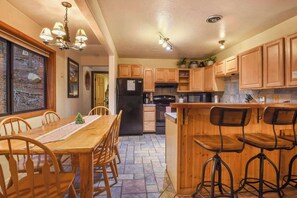 Casa, varias camas, balcón, vistas a la montaña (Tahoe Pines Cabin) | Cocina privada | Frigorífico, microondas, horno y placa de cocina
