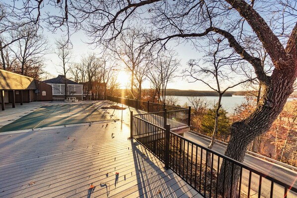 Property grounds - Serenity Now Quiet 4 BDR Next to Margaritaville! (Osage Beach)