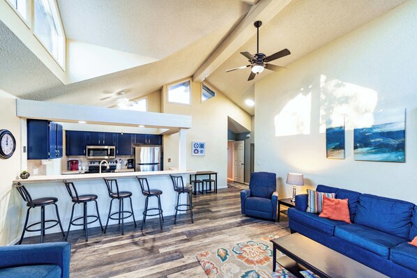 Nhà, nhiều giường, có thể sử dụng hồ bơi (Serenity Now) | Khu phòng khách | TV màn hình phẳng 42-inch có truyền hình cáp, TV 