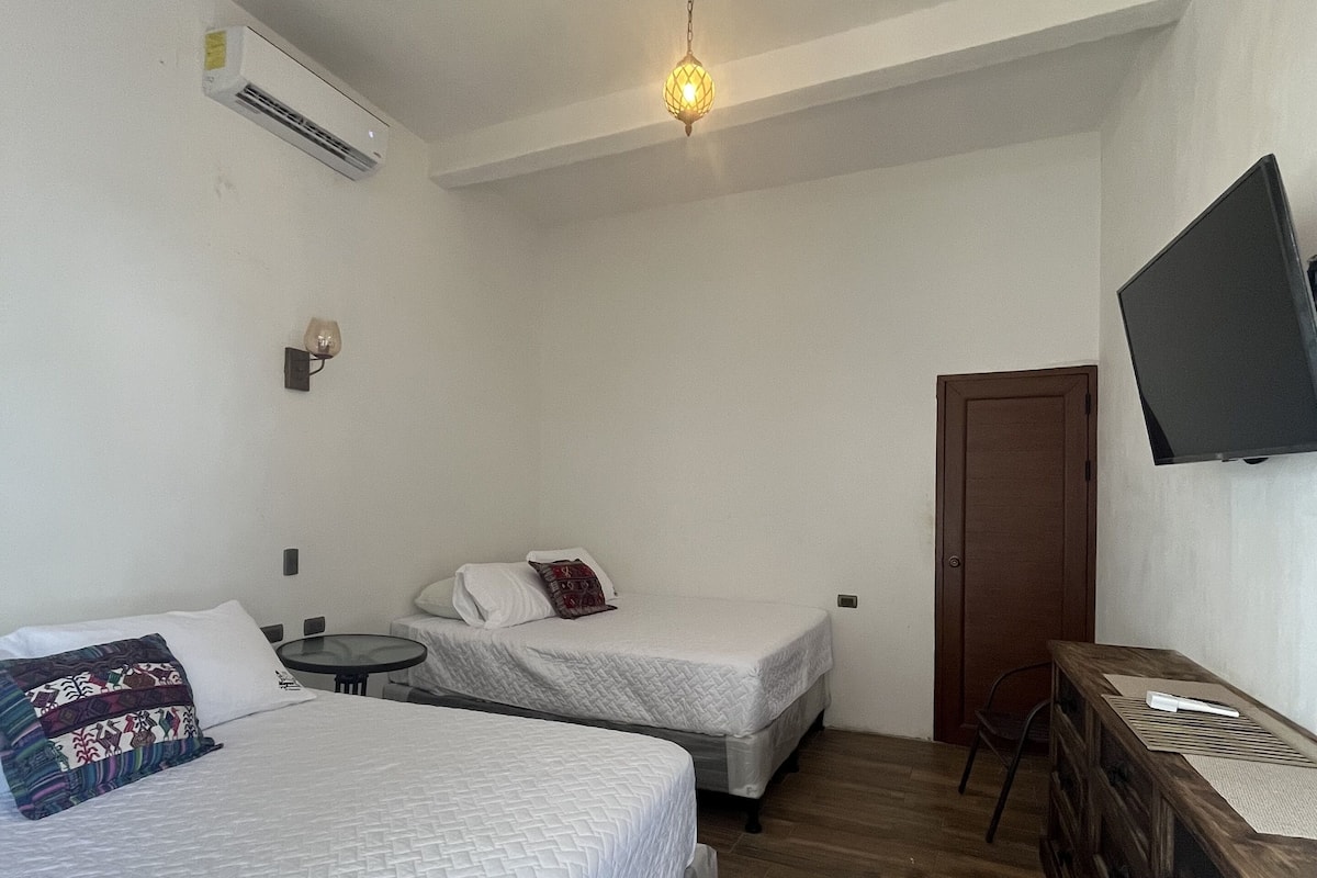 Luxury Τετράκλινο Δωμάτιο, 2 Queen Κρεβάτια | Γραφείο, χώρος εργασίας για λάπτοπ, δωρεάν Wi-Fi