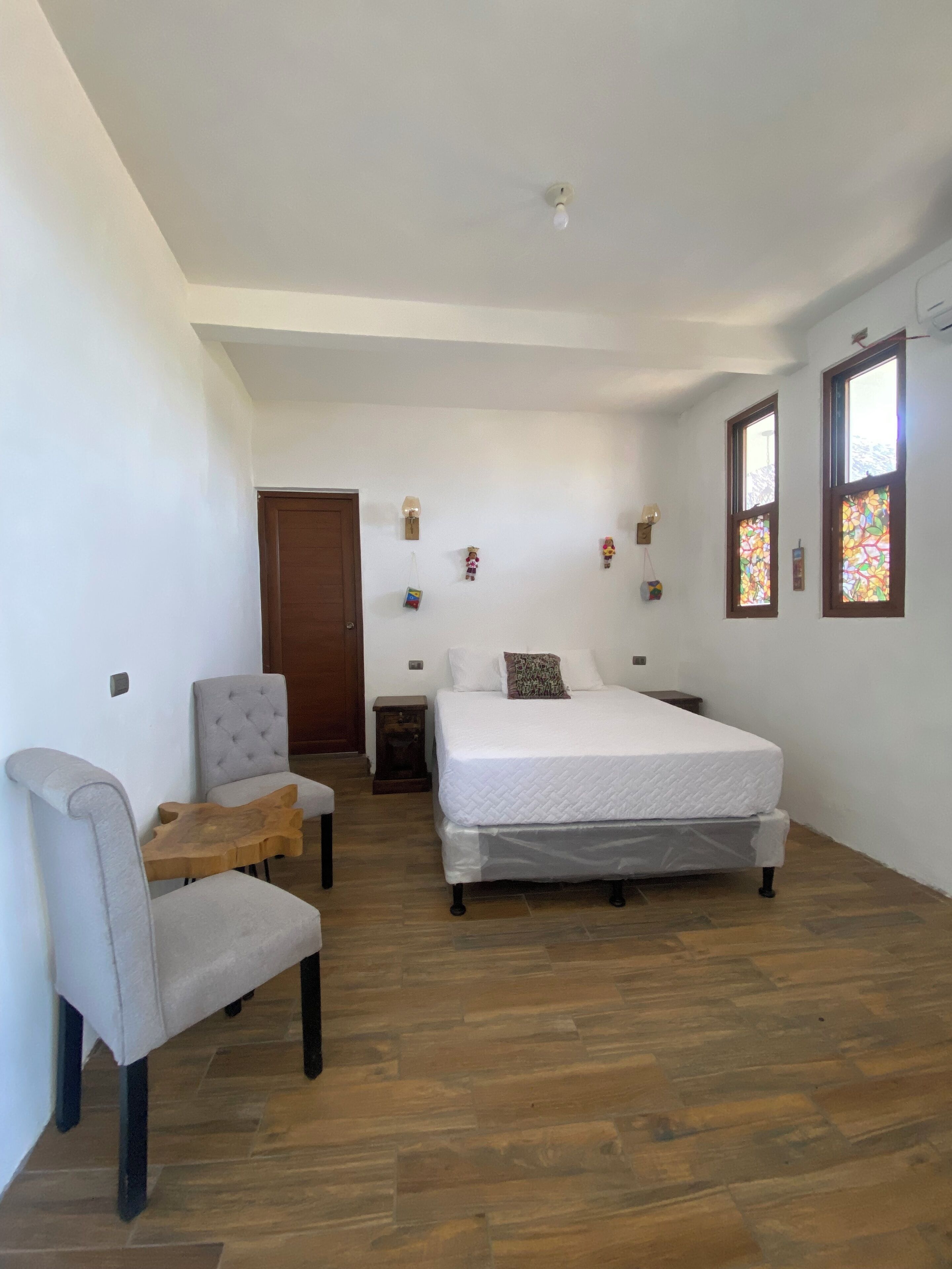 Desk, laptop workspace, free WiFi