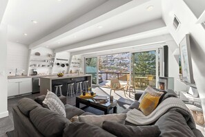 House, Multiple Beds, Hot Tub, Mountain View (Mainstreet Masterpiece) | Living area