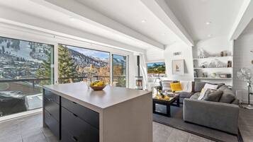 Rumah, Beberapa Tempat Tidur, hot tub, pemandangan gunung (Mainstreet Masterpiece) | Area keluarga | Televisi layar datar 42-inci dengan saluran TV digital dan perapian