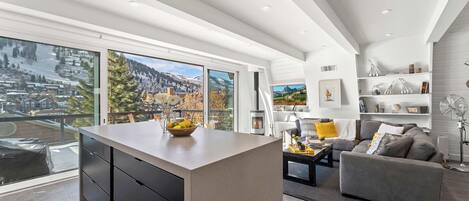 House, Multiple Beds, Hot Tub, Mountain View (Mainstreet Masterpiece) | Living area