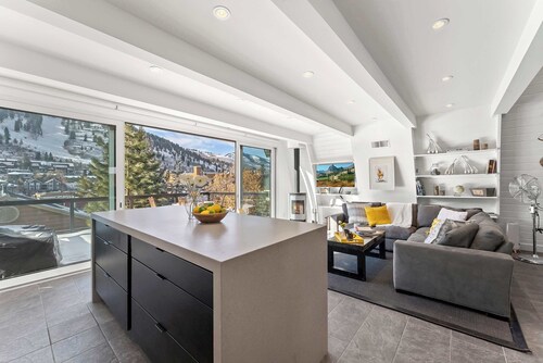 Mainstreet Masterpiece Stunning Views!