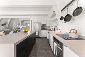 Maison, Plusieurs lits, baignoire à remous, vue sur la montagne (Mainstreet Masterpiece) | Cuisine privée | Réfrigérateur, four à micro-ondes, un four, surface de cuisson