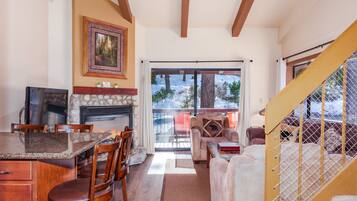 Studio Suite, 2 Queen Beds, Balcony, Mountain View (Clouds Rest) | In-room dining