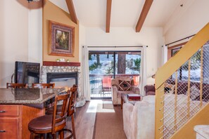 Studio Suite, 2 Queen Beds, Balcony, Mountain View (Clouds Rest) | In-room dining