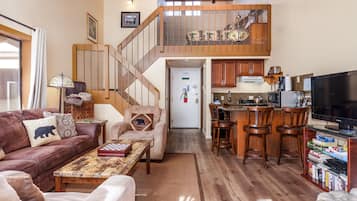Studio Suite, 2 Queen Beds, Balcony, Mountain View (Clouds Rest) | Living area