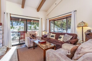 Studio Suite, 2 Queen Beds, Balcony, Mountain View (Clouds Rest) | Living area