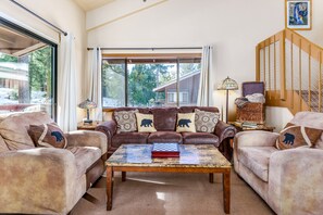 Studio Suite, 2 Queen Beds, Balcony, Mountain View (Clouds Rest) | Living area