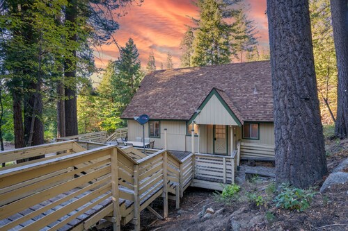 Brookside Cottage Within Yosemite's Splendor