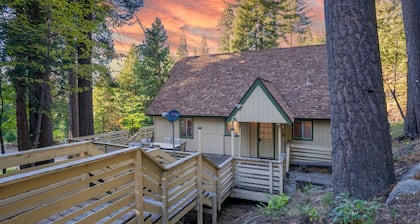 Brookside Cottage Within Yosemite's Splendor