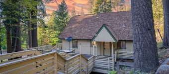 Brookside Cottage Within Yosemite's Splendor