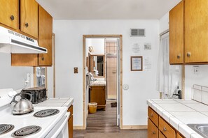 Cabane, plusieurs lits, patio, vue montagne (Brookside Cottage) | Cuisine privée