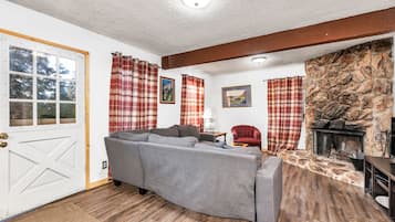 Kabin, Beberapa Tempat Tidur, patio, pemandangan gunung (Brookside Cottage) | Area keluarga | Televisi layar datar 42-inci dengan saluran TV digital, TV, dan perapian