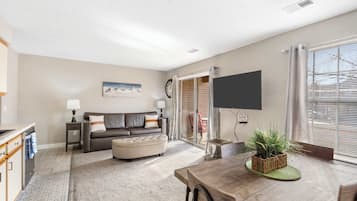 Condo, 1 Katil Raja (King) dengan Katil Sofa, Patio, Garden View (The Memorable Place) | Ruang tamu | 42 inci televisyen skrin rata dengan digital