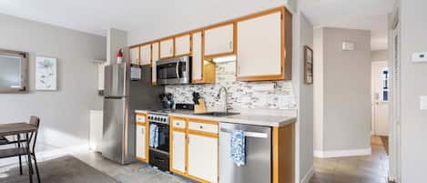 Condo, 1 cama King size y sofá cama, patio, vista al jardín (The Memorable Place) | Cocina privada | Cafetera y tetera