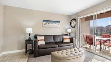 Condo, 1 Katil Raja (King) dengan Katil Sofa, Patio, Garden View (The Memorable Place) | Ruang tamu | 42 inci televisyen skrin rata dengan digital