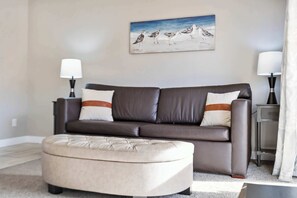 Lejlighed - 1 kingsize-seng med sovesofa - terrasse - udsigt til have (The Memorable Place) | Opholdsområde | 42-tommers fladskærms-tv med digitale kanaler