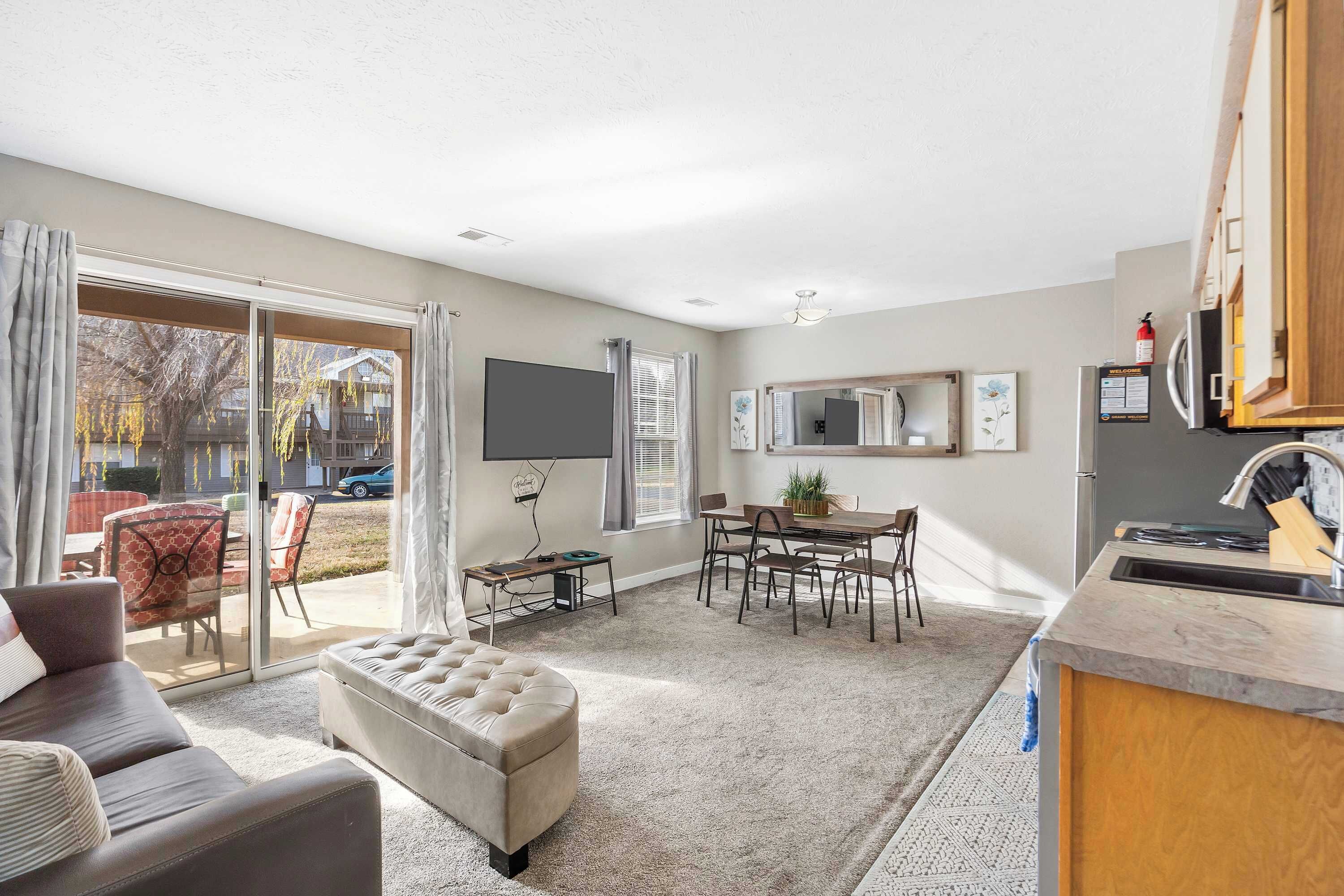 Condo, 1 giường cỡ king và sofa giường, sân hiên, quang cảnh vườn (The Memorable Place) | Khu phòng khách | TV màn hình phẳng 42-inch có truyền hình kỹ thuật số 