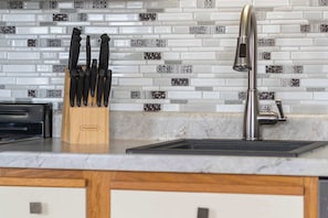 Appart'hôtel, 1 très grand lit et 1 canapé-lit, patio, vue jardin (The Memorable Place) | Cuisine privée | Cafetière/bouilloire