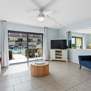 Condo, várias camas, varanda, vista para a piscina (Shoot the Breeze at Cocoa Beach) | Área de estar | TV de tela plana 42 polegadas com canais digitais, TV