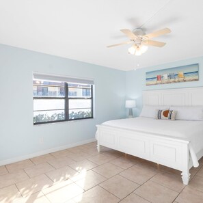 Huoneisto, useita sänkyjä, patio, näköala uima-altaalle (Shoot the Breeze at Cocoa Beach) | 2 makuuhuonetta, yksilöllisesti sisustettu, yksilöllisesti kalustettu