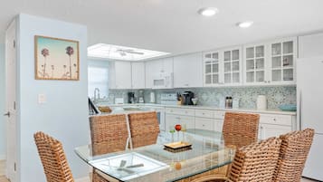 Condo, varias camas, patio, vista a la alberca (Shoot the Breeze at Cocoa Beach) | Restaurantes