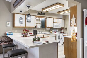 Apartment, Mehrere Betten, Whirlpool (Jim and Rose’s Cozy Condo ) | Eigene Küche | Wasserkocher mit Kaffee-/Teezubehör