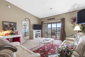 Apartment, Mehrere Betten, Whirlpool (Jim and Rose ’s Cozy Condo ) | Wohnbereich | Kamin