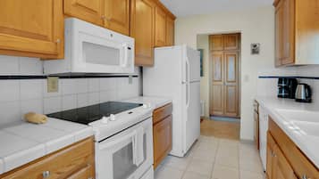 Maison, 2 grands lits, patio, vue océan (Cypress Cottage) | Cuisine privée | Réfrigérateur, micro-ondes, four, plaque de cuisson