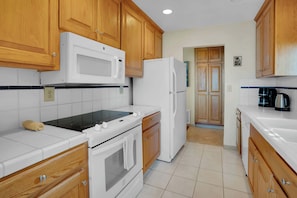 Maison, 2 grands lits, patio, vue océan (Cypress Cottage) | Cuisine privée | Réfrigérateur, micro-ondes, four, plaque de cuisson