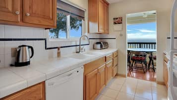 Maison, 2 grands lits, patio, vue océan (Cypress Cottage) | Cuisine privée | Réfrigérateur, micro-ondes, four, plaque de cuisson