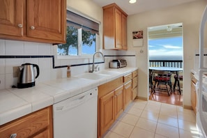 Maison, 2 grands lits, patio, vue océan (Cypress Cottage) | Cuisine privée | Réfrigérateur, micro-ondes, four, plaque de cuisson