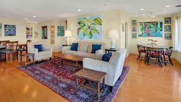 Casa, 2 camas Queen, varanda, vista para o oceano (Cypress Cottage) | Área de estar | TV de tela plana 42 polegadas com canais digitais, lareira