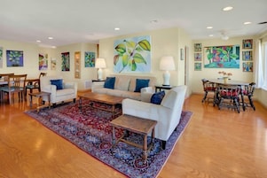 Casa, 2 camas Queen, varanda, vista para o oceano (Cypress Cottage) | Área de estar | TV de tela plana 42 polegadas com canais digitais, lareira