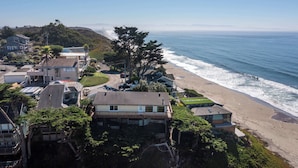 Zona residencial costera con casas, playa y vistas al océano.